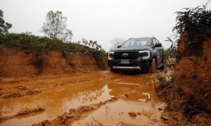 Ford Driving Skills for Life - Kỹ năng lái xe đường địa hình: Phần 5 - Kỹ năng lái xe qua địa hình bùn lầy và nước trơn trượt